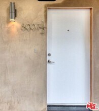 6007 1/2 Barton Ave in Los Angeles, CA - Building Photo - Building Photo