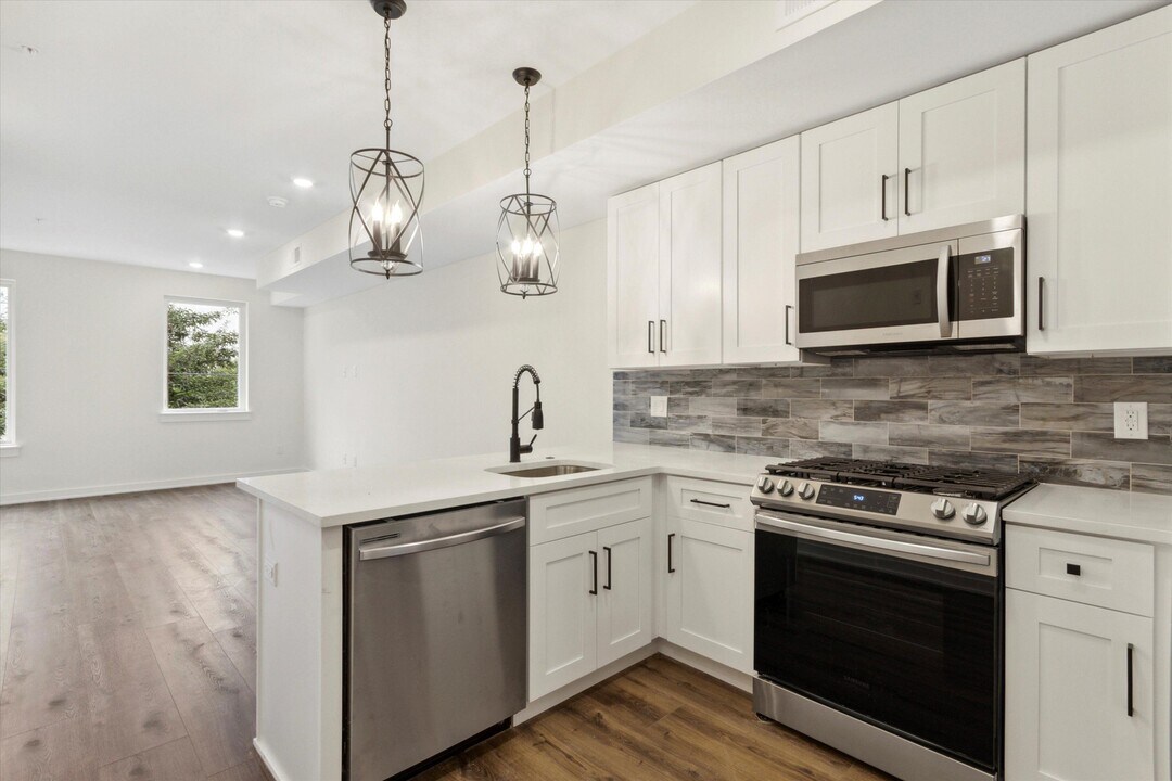 1826 Frankford Ave in Philadelphia, PA - Building Photo