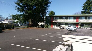 8427 SE Bush St in Portland, OR - Building Photo - Building Photo