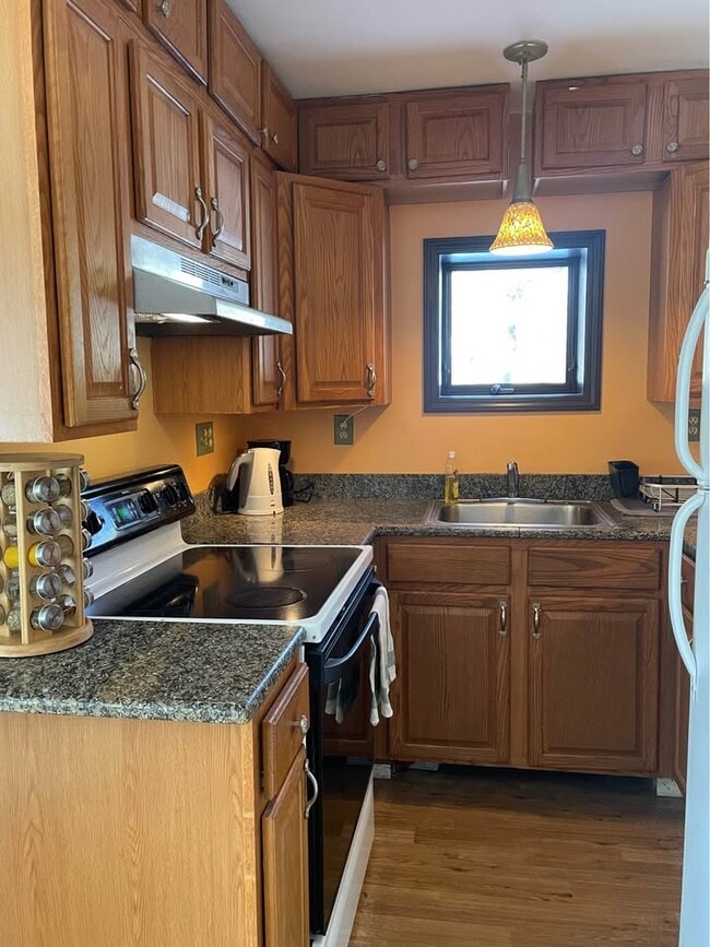 16 Bonticou View Dr, Unit Downstairs Apartment in New Paltz, NY - Foto de edificio - Building Photo