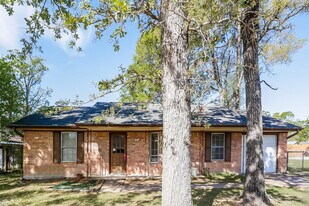 200 Montrose Cir, Unit 05-B202 in Conroe, TX - Building Photo