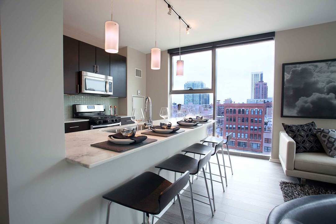 619 W Randolph St in Chicago, IL - Building Photo