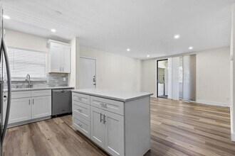 8406 W Sample Rd in Coral Springs, FL - Foto de edificio - Building Photo