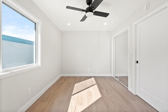 2051 E Harding St, Unit 2053 E Harding St in Long Beach, CA - Foto de edificio - Building Photo