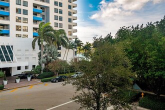 1401 Bay Rd, Unit 307 in Miami Beach, FL - Building Photo - Building Photo