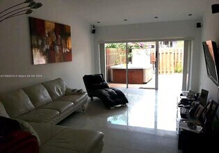 546 NE 199th Ln in Miami, FL - Foto de edificio - Building Photo