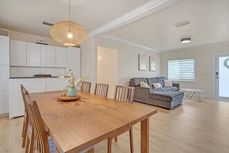571 Lee Dr in Miami Springs, FL - Building Photo - Building Photo