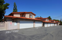 CORONA DE ORO in Corona, CA - Foto de edificio - Building Photo