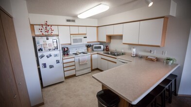 2869 Coral Ct-Unit -302 in Coralville, IA - Building Photo - Building Photo