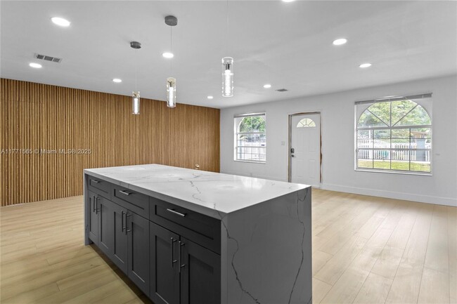 2560 NW 122nd St in Miami, FL - Building Photo - Building Photo