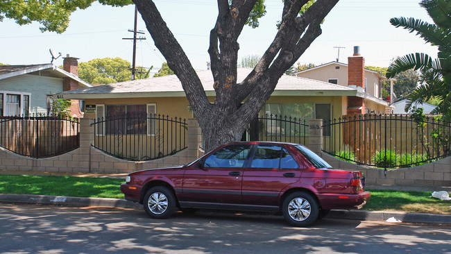 611 Cypress Ave in Santa Ana, CA - Foto de edificio - Building Photo