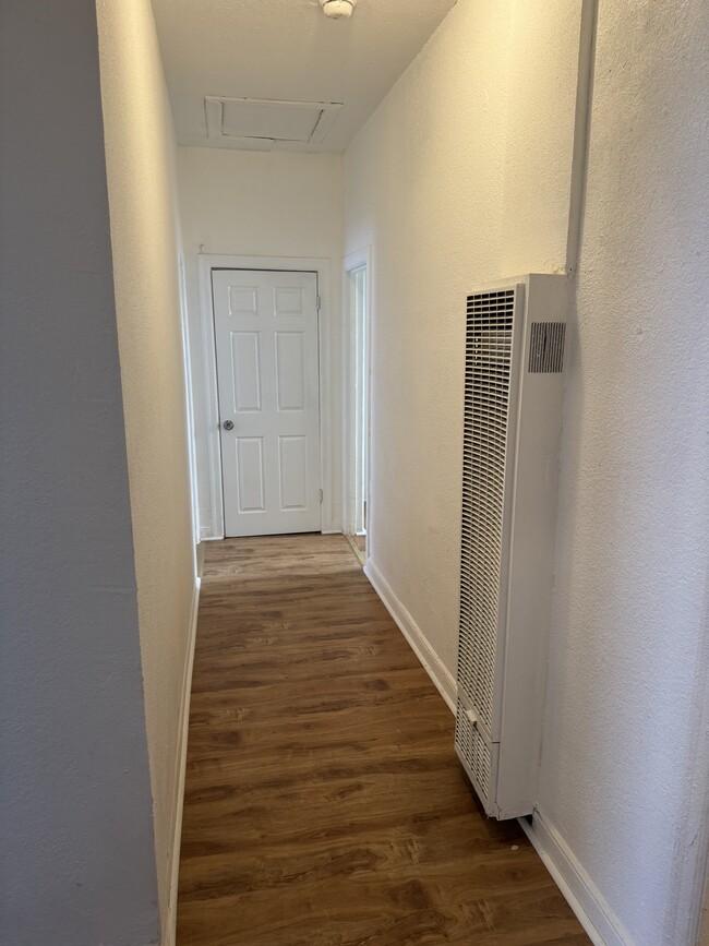 256 W Florence Ave, Unit 203 in Los Angeles, CA - Building Photo - Building Photo