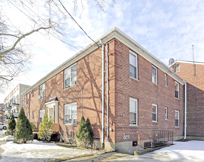 40-04-40-08 194th St in Flushing, NY - Foto de edificio - Building Photo