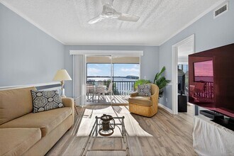 390 NE Edgewater Dr, Unit 403 in Stuart, FL - Building Photo - Building Photo