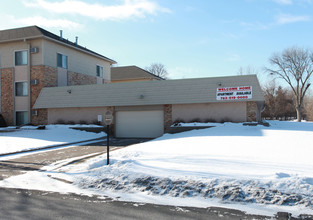 Highland Gables Apartments in Brooklyn Park, MN - Building Photo - Building Photo