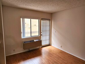 132 S Clark Dr in West Hollywood, CA - Building Photo - Building Photo