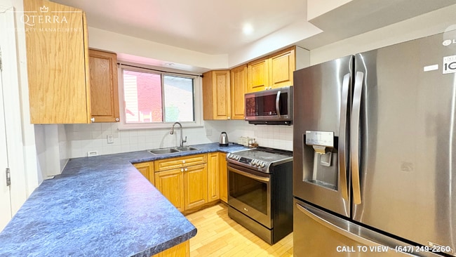 1108 Valley Crt in Oshawa, ON - Building Photo - Building Photo