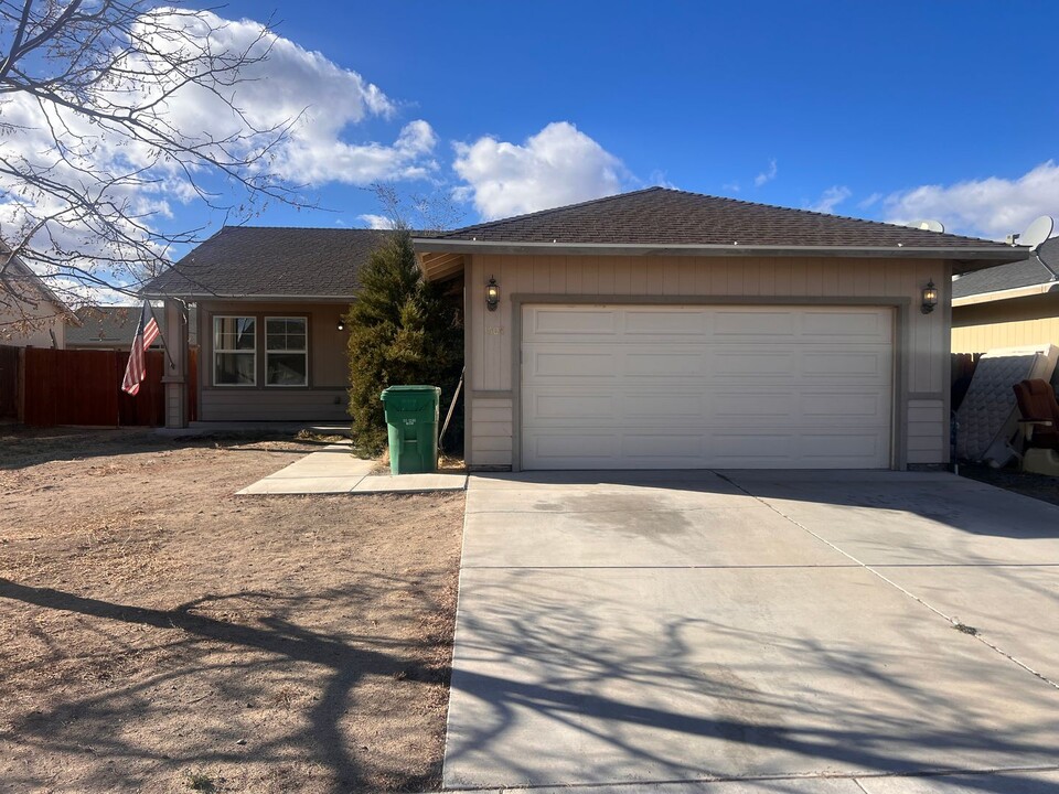 1608 Burger Rd in Fernley, NV - Foto de edificio