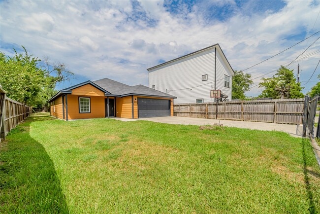 834 Elkhart St in Houston, TX - Building Photo - Building Photo