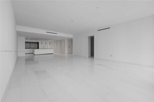 300 Biscayne Blvd Way in Miami, FL - Building Photo