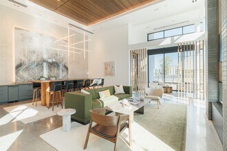 10505 Deerwood Rd in Houston, TX - Foto de edificio - Building Photo