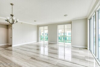 1431 Riverplace Blvd in Jacksonville, FL - Foto de edificio - Building Photo