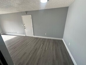 7200 Fairway Dr in Hialeah, FL - Building Photo - Building Photo