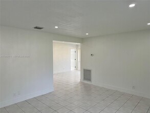 2400 N 57th Way in Hollywood, FL - Building Photo - Building Photo