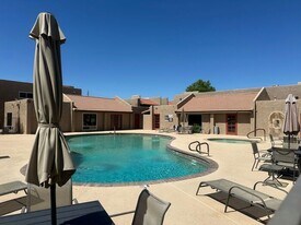 5525 E Thomas Rd in Phoenix, AZ - Building Photo
