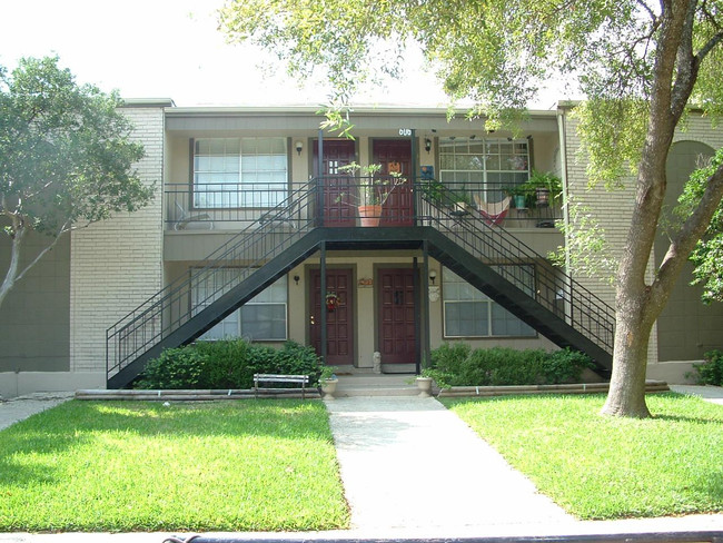 606-618 Chauncey Dr in San Antonio, TX - Foto de edificio - Building Photo