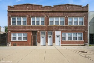 5026 W Madison St in Chicago, IL - Building Photo