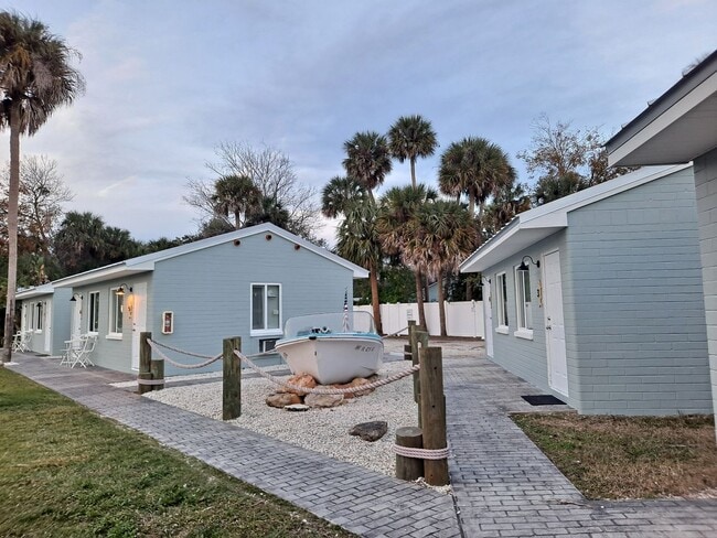805 N Dixie Fwy in New Smyrna Beach, FL - Building Photo - Building Photo