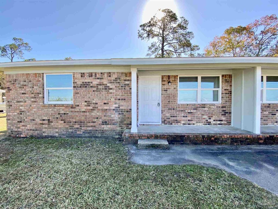 9557 Lillian Hwy in Pensacola, FL - Building Photo