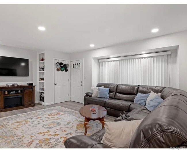 2287 7th St in East Meadow, NY - Foto de edificio - Building Photo