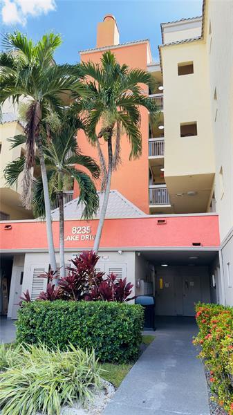8235 Lake Dr in Doral, FL - Building Photo - Building Photo