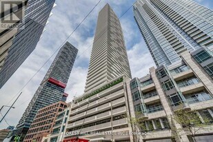 2221 Yonge St in Toronto, ON - Building Photo