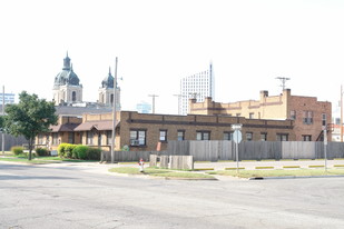 533 N Topeka St Apartments