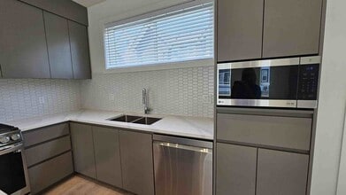 23785 Dewdney Trunk Rd in Maple Ridge, BC - Building Photo - Building Photo