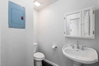 883 JFK Blvd E in Weehawken, NJ - Building Photo - Building Photo