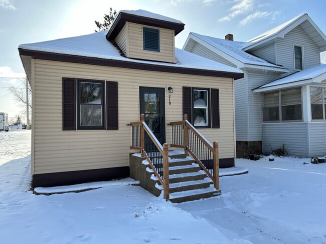 218 2nd St NW in Crosby, MN - Foto de edificio - Building Photo
