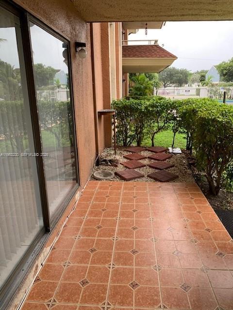 17650 NW 68th Ave in Hialeah, FL - Foto de edificio - Building Photo