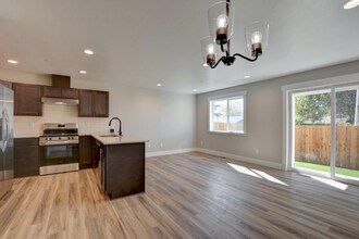 7435 Denman Ct in White City, OR - Building Photo - Building Photo
