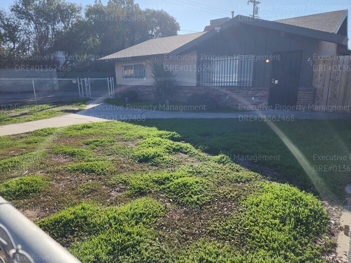 271 Bernard St in Bakersfield, CA - Building Photo