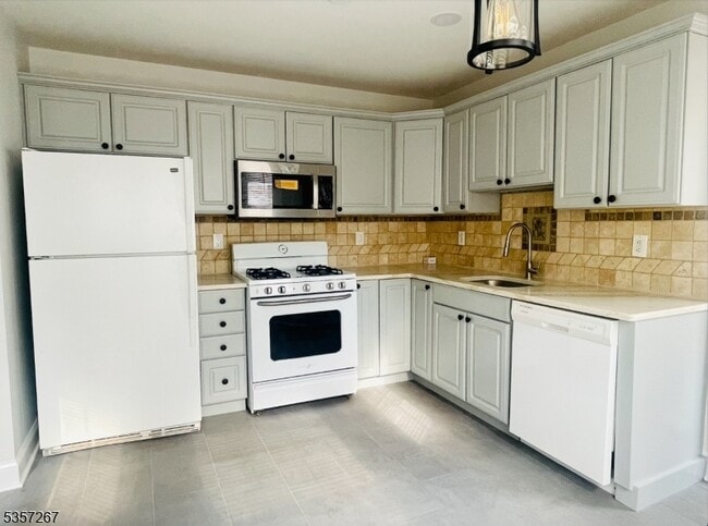 194 Mary Ct in Bridgewater, NJ - Building Photo - Building Photo