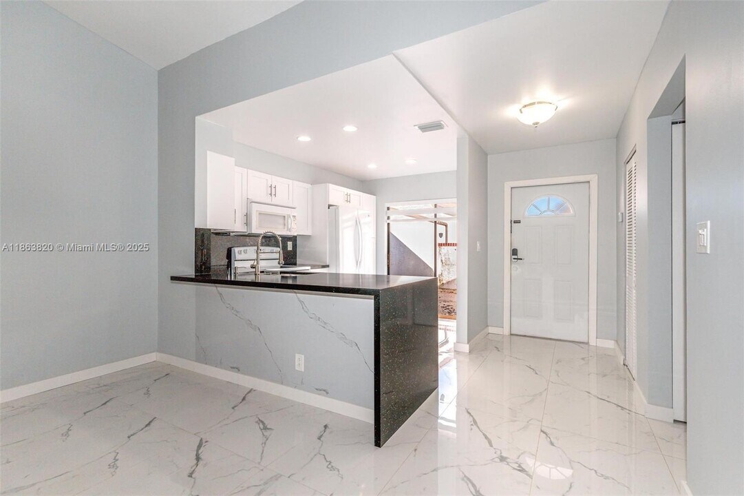 9234 Wedgewood Ln in Tamarac, FL - Building Photo