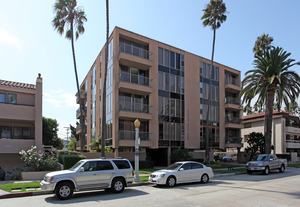 Playa del Oro in La Jolla, CA - Building Photo