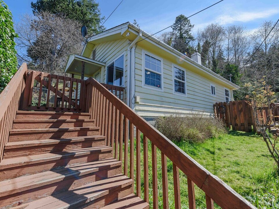 63647-63649 Andrews Rd in Coos Bay, OR - Building Photo