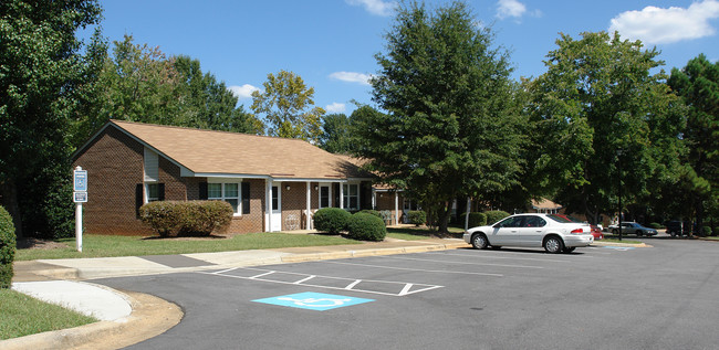 Club Plaza Apartments in Raleigh, NC - Building Photo - Building Photo