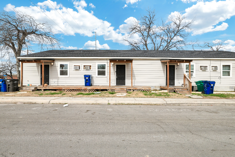 438 S San Joaquin Ave in San Antonio, TX - Building Photo