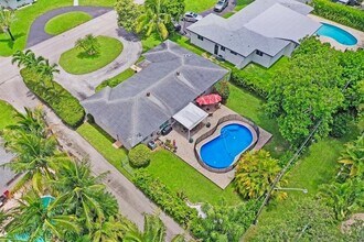 3232 Van Buren St in Hollywood, FL - Building Photo - Building Photo